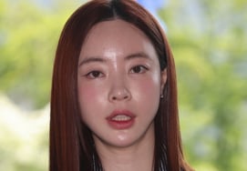 'Police Appearance' Yang Jeong-won: "I Will Reveal Unjust Aspects" ... 'Silent' on Questions About 'Arrested' Husband [Star Issue]