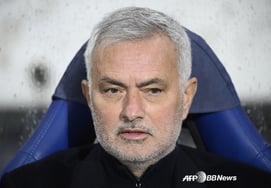 "Thật sự bài Turn Around Us lại là bài hát quá sức." "Chiến thuật đã được thực hiện, hãy mang "ông chủ" đến phòng thay đồ ... "Lý do bỏ qua Clop và muốn Special One là gì?"