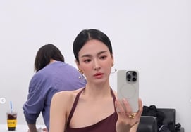 Song Hye-kyo, seen with her pet dog even on set..beautiful and cute