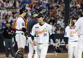 「5イニングだけ投げてくれ」結果は『ボールボールボールボールボールボール』→5失点→2回で降板··· 黄俊書の遠く遠い5番先発の夢 [大田現場]