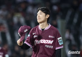 Park Jin-hung removes his cap in front of Busan fans: "With gratitude for my Lotte days, I greet you → I will do my absolute best at Kiwoom"