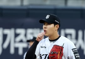 [Photo] "It's still cold!" KT right-handed pitcher So Hyoung-jun