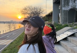 チェ・ジウ、娘と一緒に過ごした漢江デートを公開..背中から似ている母娘