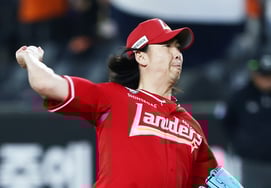 'Oh, the first starter is holding his shoulder and is pulled out' — The 37-year-old pitcher who threw the day before was removed after 3 innings; earned his first win of the season: "The count battles are going well. I want to do my part."