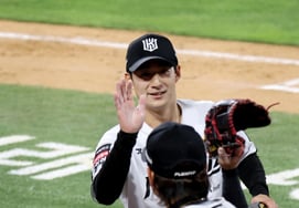 [Photo] 'Scoreless in the top of the 8th inning' Sugimoto