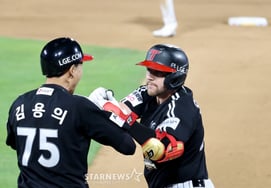 [Photo] 'Leading by one run in the bottom of the 10th extra inning!' Austin's clutch hit