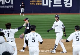 [カメラトックス] 「私はクールな男だ！」 サヨナラ打を打っても打てなかった先後のようだ」 10回裏、1アウト満塁で2点打点の二塁打でサヨナラ チャン・ソンウ