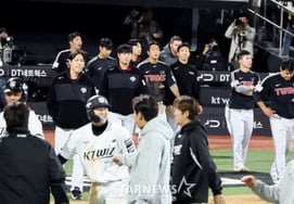 [相片儿] "连续两天结束比赛竟然输了……"，LG队选手们迈出了沉重的步伐