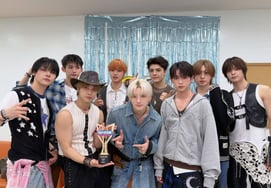 横扫韩日排行榜&TEAM，音乐放送也获得1位