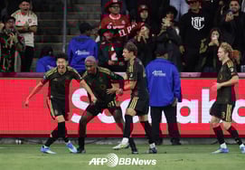 每当感到郁闷的时候就会发光的'孙兴慜魔术'... LAFC队拯救了被逼到悬崖边的球队