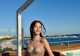 家族をめぐる論争の中で..BLACKPINKのジス、明るい近況「カン・ライジングスター受賞の栄光」