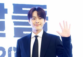 Yoo Seon Ho chia sẻ về việc 父 hát trong phim 'The Days''Luyện tập ở bãi đậu xe'