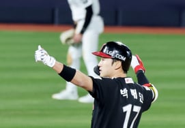 'Three losses in a row, then a win' — LG's path to breaking the losing streak was truly difficult. They overcame two errors in the bottom of the 9th inning to secure a tense 6-5 victory over KT, with Koo Bon-hyuk delivering the go-ahead hit. [Suwon On-the-Ground Review]