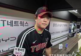 「君は怖がらないんだ」パク・ドンウォンが信念を証明した！ LGのハム·ドクジュ、9回裏無死1·2塁→エラー→エラーという不運に耐え、1008日ぶりのSV [水原現場]