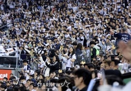 "Поклонники написали новую историю" Последний год на стадионе Джамсиль, впервые за 44 года, был установлен рекорд → Успешно продано 9 игр подряд дома Doosan. [Место Джамсиль]