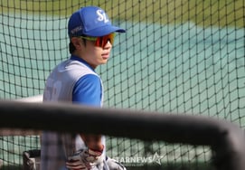 [Chụp ảnh] Kim Ji Chan chìm đắm trong suy nghĩ