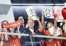 'Just as Ryu Hyun-jin was set to appear,' the chairman arrived in Daejeon, with '16th sellout + fireworks show'... Hanwha desperately needs one win [Daejeon]