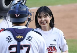 [Photo] Choi Ji-soo says, "Please help me with the Winning Series."