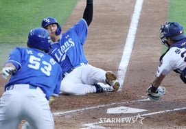 [Photo] Jeon Byeong-woo and Yoon Jun-ho in a '1cm battle'