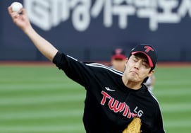 [Photo] 'Outstanding Performance' LG Starting Pitcher Lim Chan-kyu