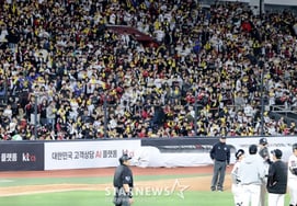 [Photo] 'I believe in LG's victory today!' at the third base of Wiz Park