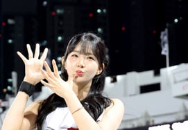 [Chụp ảnh] 'Set 3 bài hát Out Song, làm theo mình nào!'' Khích Kim Jin Ah