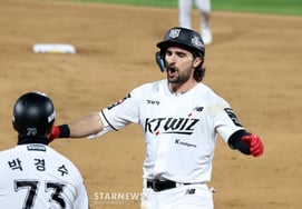 [相片儿] "棒球才刚刚开始！' 希利尔在第五回合末取得2人出局满垒2打点，扳平比分