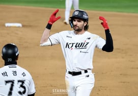 [相片儿] "该爆发了！' 希利尔在第五回合末取得2人出局满垒2打点，扳平比分