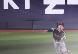 [Фото] "Добро пожаловать!' В конце 6-го иннинга Ким Хён Су Анта Джиу Пак Хэ Мин