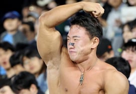 [フォト] 『野球場でこんなことをしたら…』···男性ファンはどうすればいいんだ？'