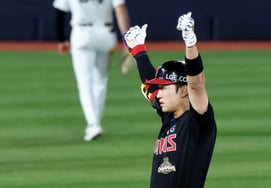 [相片儿] 朴海敏在第8回合初击出扳平比分的安打