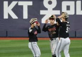 [Photo] 'The outfield is all about glove ceremonies!' Park Hae-min