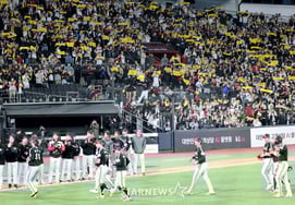 [Photo] 'We win thanks to our fans!' LG Twins