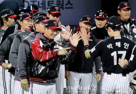 [一度でスッと] 「先取り韓国シリーズ」今日も揺れ動く 1点差の勝利を守り抜いたヤム・ギョンヨプ監督、LGツインズは「笑顔がすべすべ」 ヤム・ギョンヨプ監督