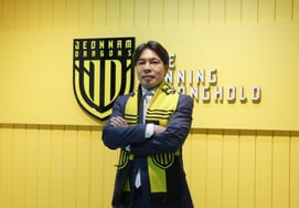 Huấn luyện viên của 'Đổi chức sau 6 trận đấu' với tư cách là chỉ huy của đội 'Đổi chức vụ bàng hoàng sau 9 trận đấu'... Sự dịch chuyển kỳ lạ