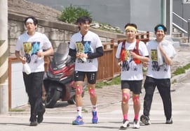 MZ让开！"49岁"的全炫茂，还担任了"running cruise长"。"我们有自己的底线。" [罗洪山]