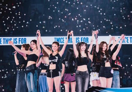 "K-POP新历史"TWICE在东京国立竞技场3天内吸引了24万名观众，盛况空前。日本巡演创下了64万观众的"大纪录"