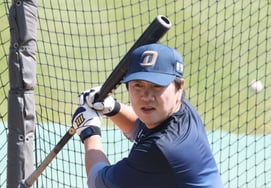 [Photo] Lee Woo-seong 'Gripping the bat short...'