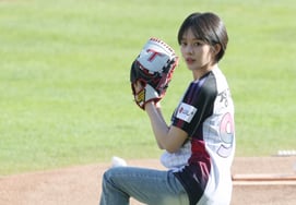 [Photo] Jung Ji-so 'Seungyo certification, sniper pitch'