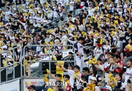 [Photo] Full-house crowd at LG vs. NC game, premium support