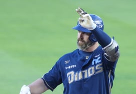 [Photo] Davidson's 'clutch hit in the chase'