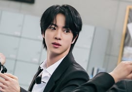 やはり『ビジュアルキング』！ BTS・ジン、『新学期に隣の席に座りたいアーティスト』で1位
