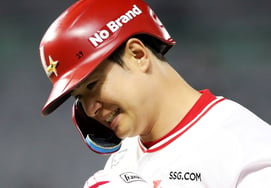 'How could this be?' Home run champion volunteers to move to 'minor league dorms,' even the manager is watching closely... Will he write a dramatic comeback story?