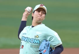 'With build-up complete, An Woo-jin delivers 158 km/h blast! Completes 5 innings for the first time in 975 days → Concedes only one earned run despite an error, even without issuing a walk