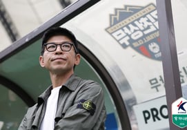 "Please grant us a reward vacation," says top-ranked Gyeongbuk FC coach Kim Seung-jin, who secured a win against Seoul. "Chief of Staff, please provide benefits for the players"... The unique stickiness of military teams prevailed. [Sangam Field]