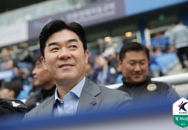 「もう敵将だけど」江原ファンに向かって頭を下げて挨拶··· ユン・ジョンファン監督「もっと強いチームになったね」 [インチョン現場]