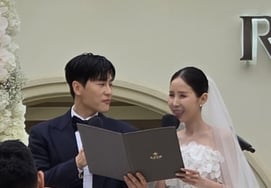 ついに夫婦として..シンジ♥ムンウォン、結婚式現場を入手『ロマンチックな屋外ウェディング』
