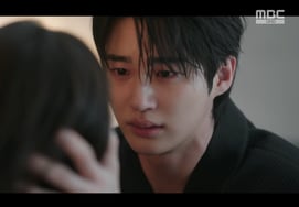 Byun Woo-seok, tearfully embracing the awakened IU: "I thought I had lost you" [Grand Duchess][Byeolbyeol TV]