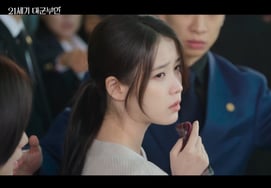 IU, макияж после выписки из больницы "Почему ты сегодня такой красивый?" [Великая военная дама ★Ночное телевидение]