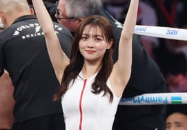 「このラウンドガールは日本の伝説の娘だって？」「東京ドームをひっくり返した22歳美女の正体…」 西武の名捕手の長女だった 「ボクシング名勝負でデビュー」